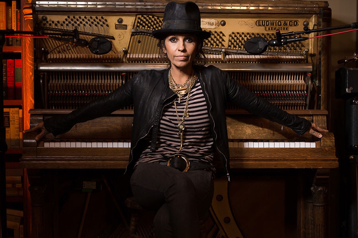 Linda perry. Перри, Линда up. "4 Non blondes" && ( исполнитель | группа | музыка | Music | Band | artist ) && (фото | photo). Акустическая гитара 4 non blondes. Начинайте вечеринку Перри Линда.